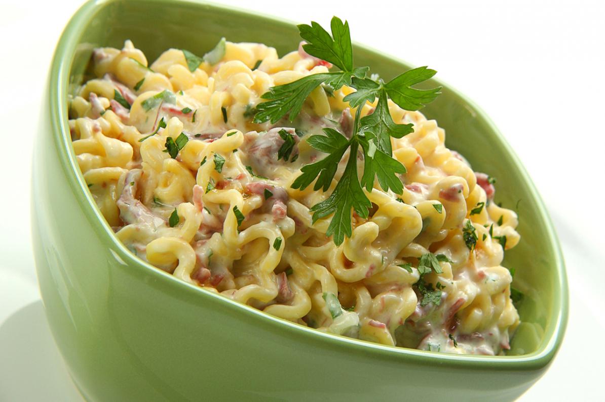 ESPAGUETE NISSIN COM CARNE SECA, REQUEIJÃO E MEL